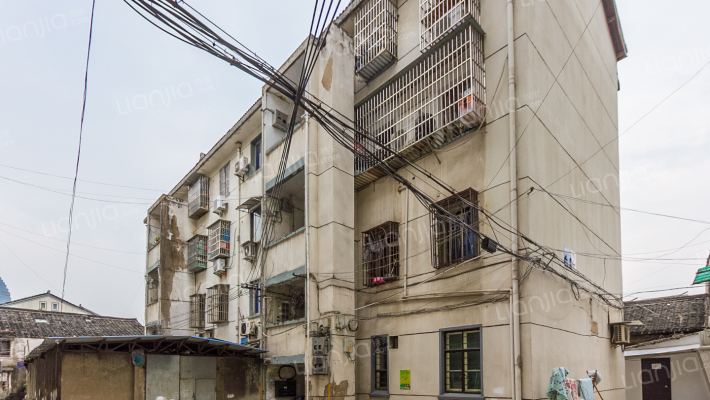 新财神殿前外景图