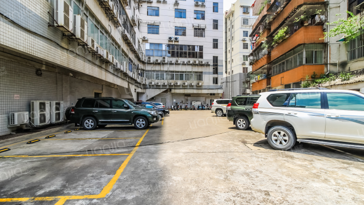 区国营林场开发公司宿舍外景图