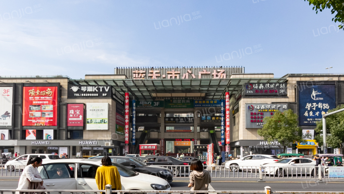 蓝天市心广场外景图