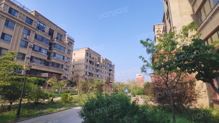 毓秀依山郡外景图