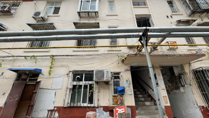 五金公司楼外景图