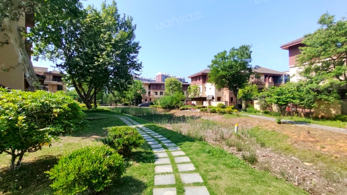 伊托邦麓山郡外景图