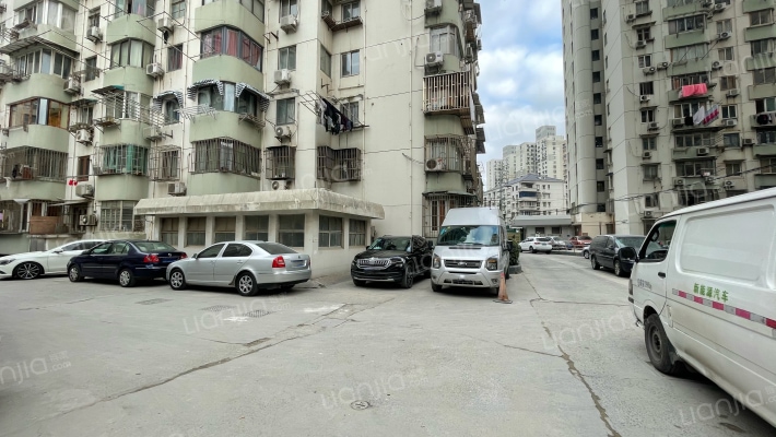 克拉玛依大厦外景图