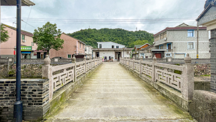 横溪镇上街村朱家岸外景图