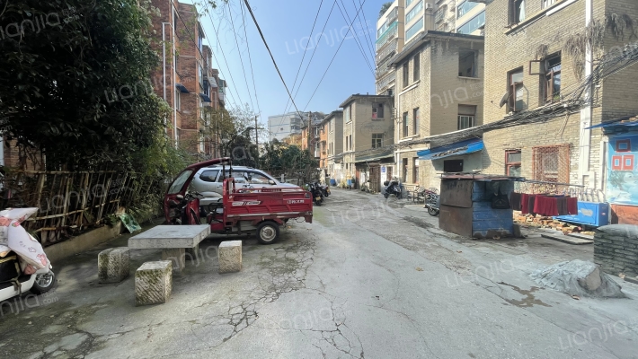 贵电宿舍外景图