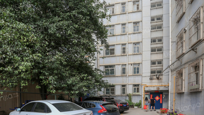 甘青芷石油指挥部家属院外景图