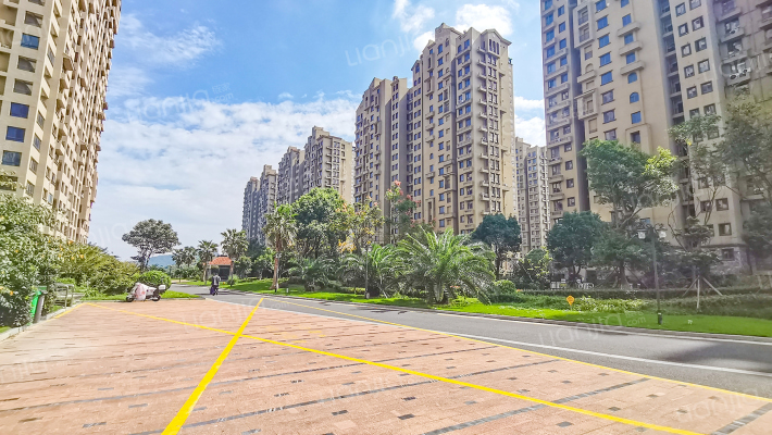 马尔贝拉度假城外景图