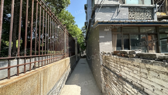 科技学校宿舍外景图