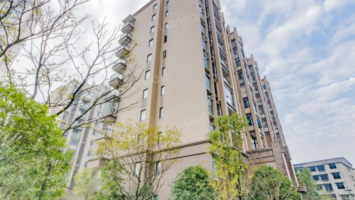 建亨上东城外景图