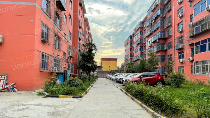 纬29街住宅小区外景图