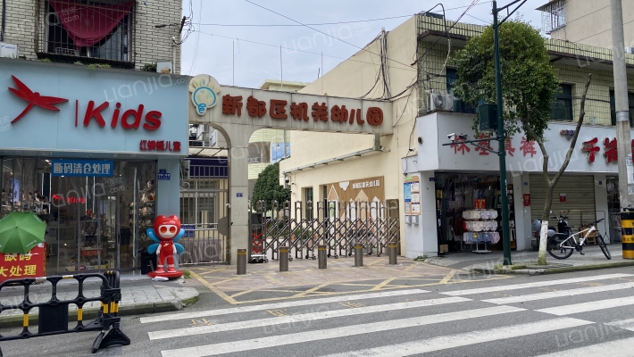 西街102号外景图