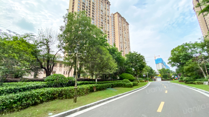 御锦馨河城外景图