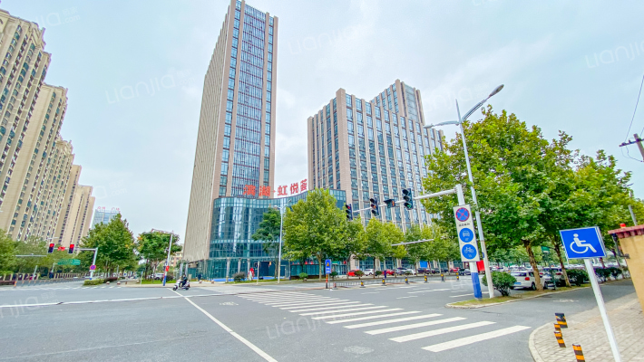 滨湖向上城外景图