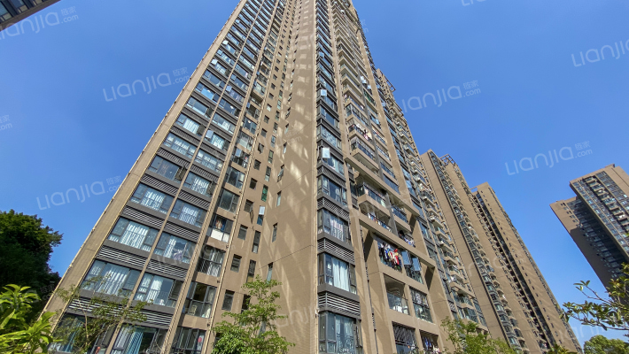 金众云山栖外景图