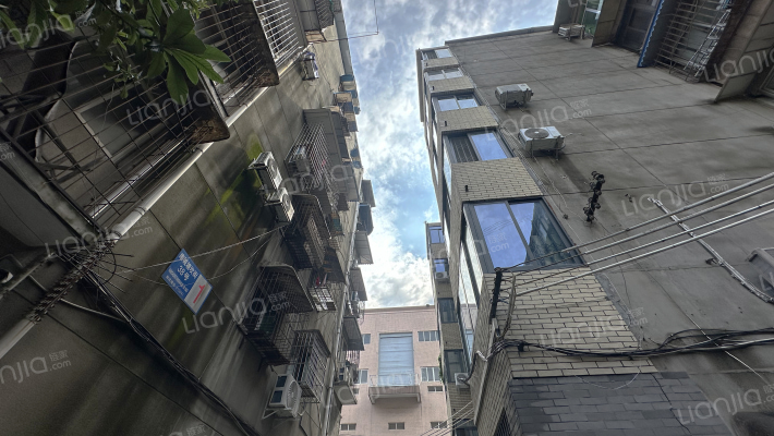 南城塘坎街38号院外景图