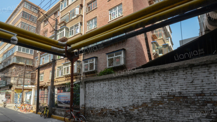 红旗被服厂家属院外景图