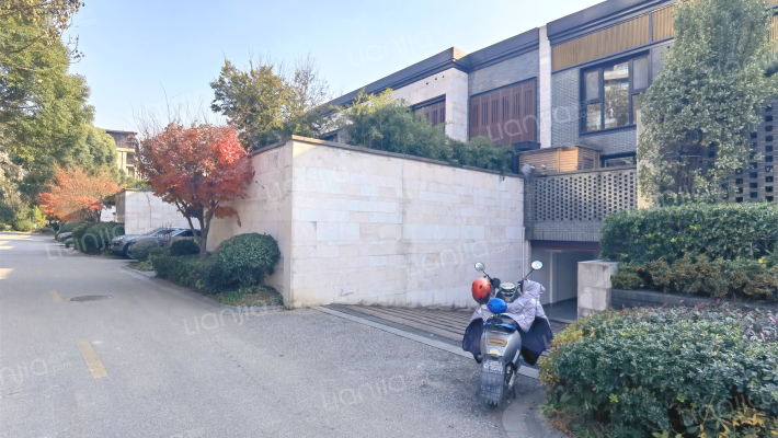 敔山嶺秀外景图