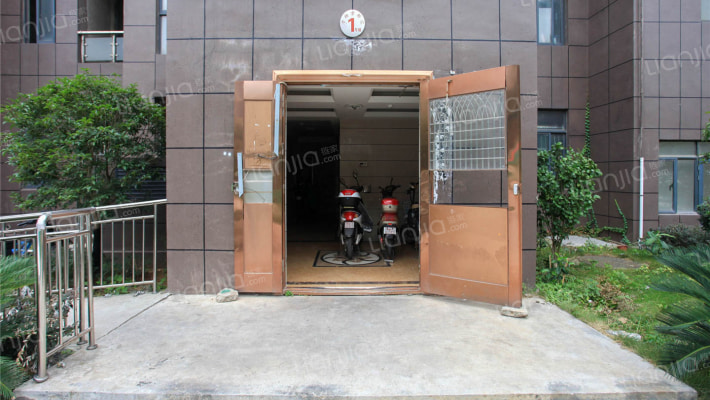 湖畔豪庭外景图