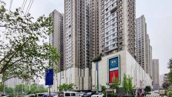 西安深国投中心外景图