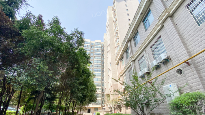 信步闲庭外景图