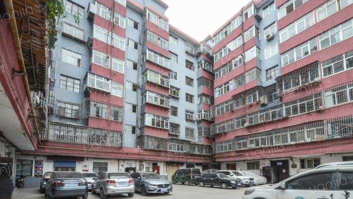 东方服装厂家属院外景图