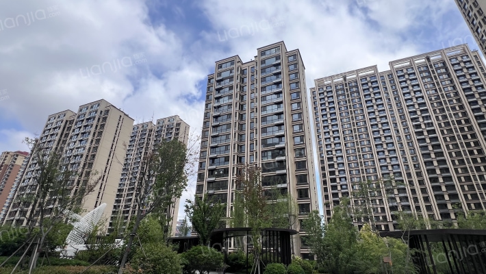 飞龙上观城外景图