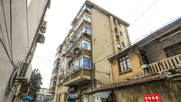 保东野大门外景图