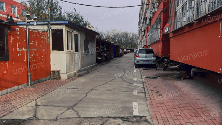 第十二小学家属楼外景图