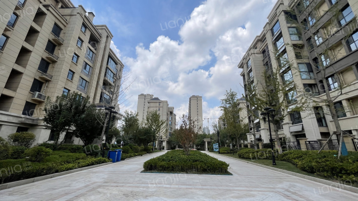 罗兰春天外景图