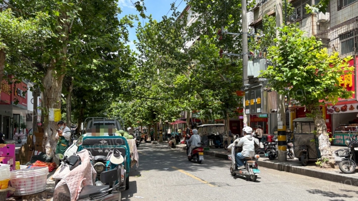 粮油市场家属院外景图