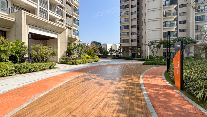 越秀逸泉锦翠外景图