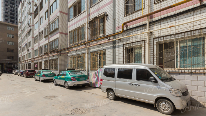 三易小区北楼外景图