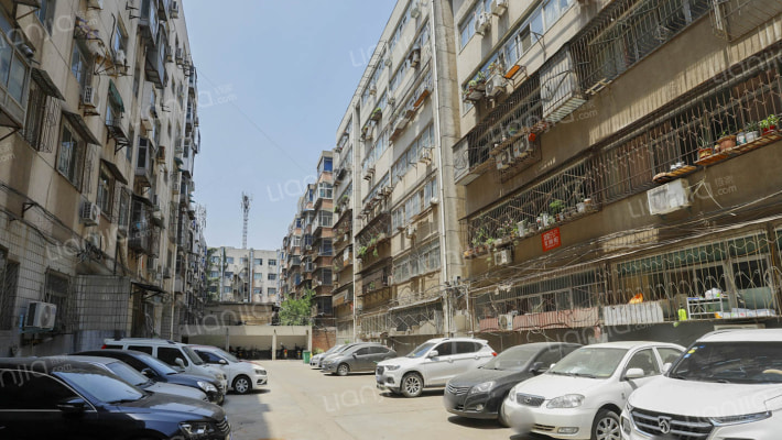 华山路95号院外景图