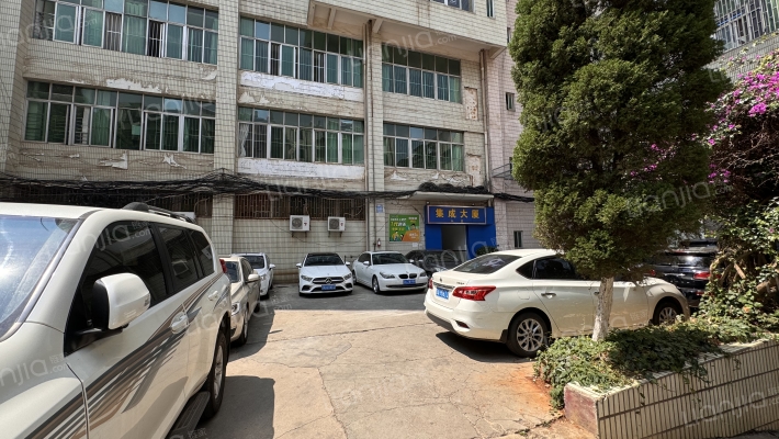 集成大厦外景图