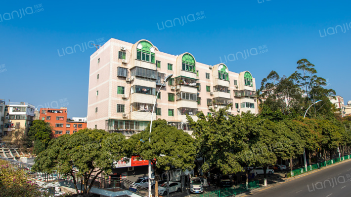 依山丽景外景图