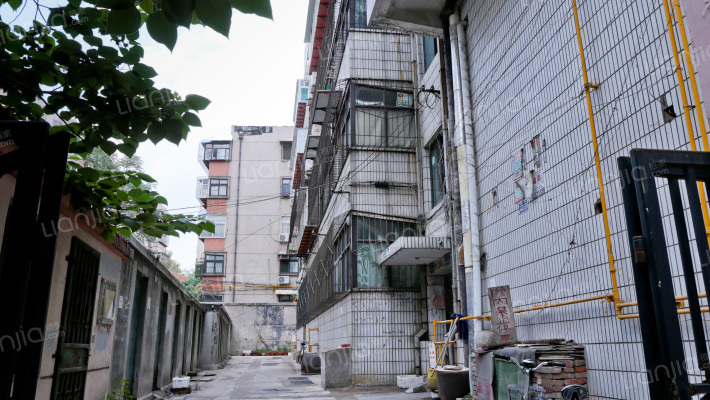 英雄山路86号外景图