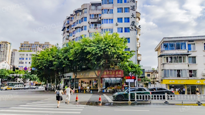 鸿运大厦外景图