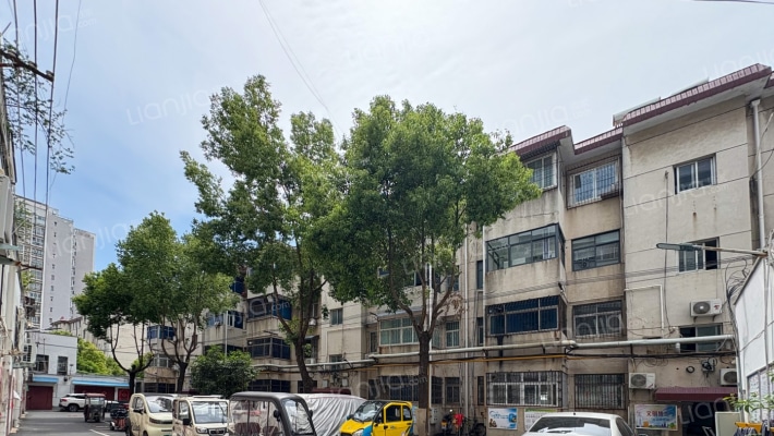 投资公司家属院外景图