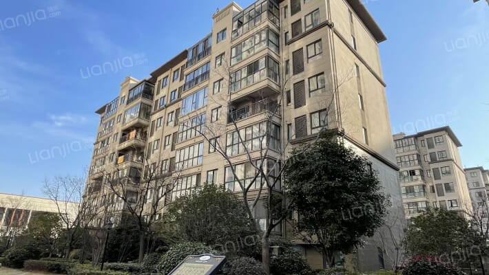 临泉中环城外景图