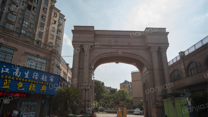 依云小区外景图