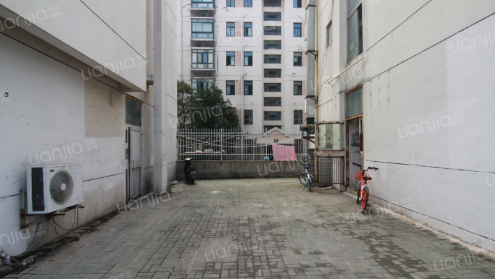 江南青年城青楚门外景图