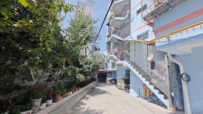 伊斯兰教经学院西门口外景图