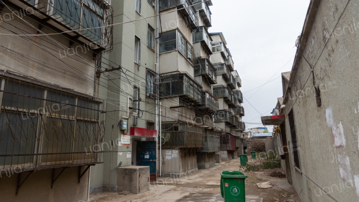 三教堂银行楼外景图