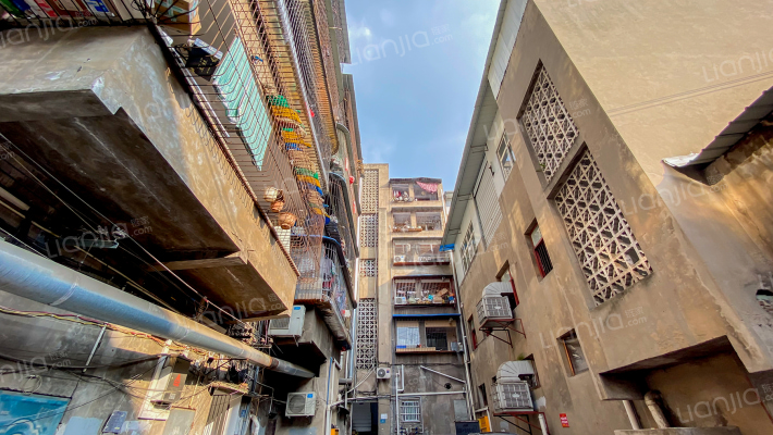 皮鞋城南一街67号外景图