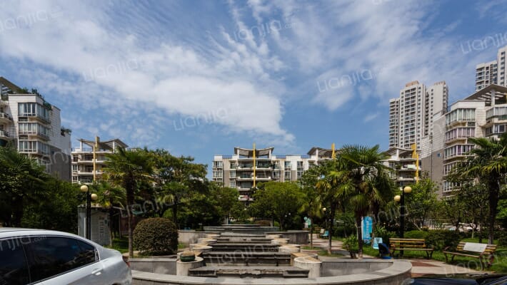 绿色晴川外景图