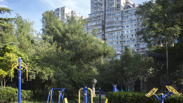 本家润园C区外景图