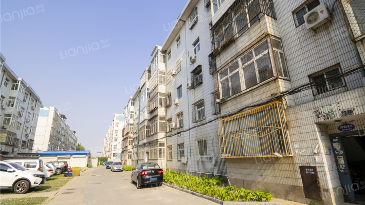 中专家属楼外景图