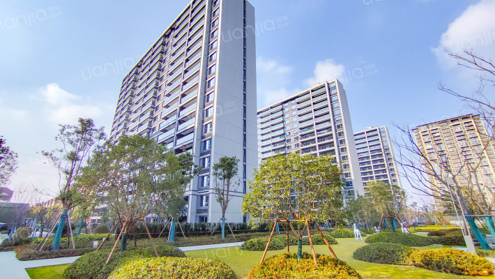 湖畔春晓外景图