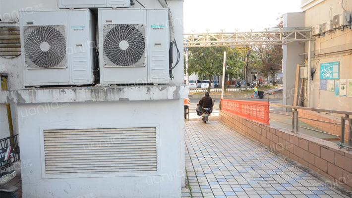 天山大厦外景图