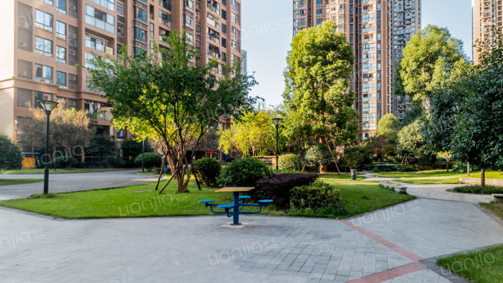 升伟中环广场外景图